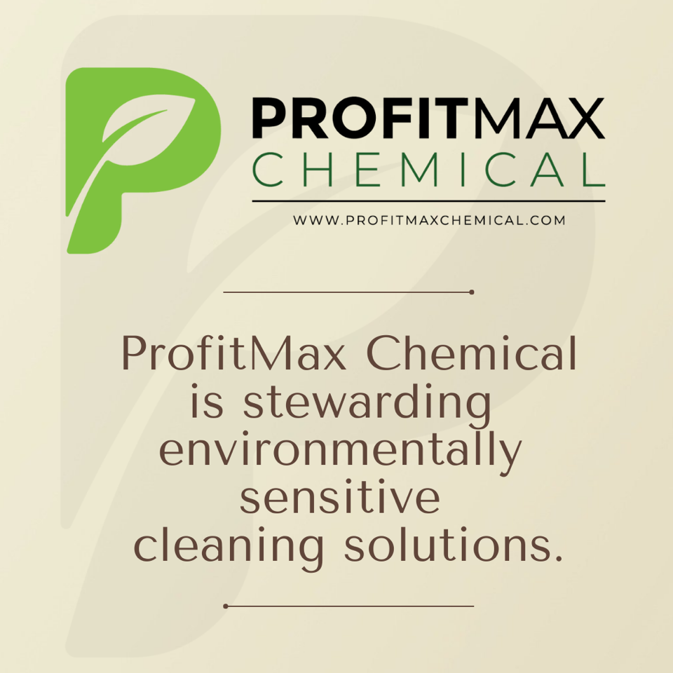 Um fundo bronzeado com o logotipo da ProfitMax Chemical e o site na parte superior. Em seguida, duas linhas com o texto no meio que diz ProfitMax Chemical está administrando soluções de limpeza ambientalmente sensíveis.